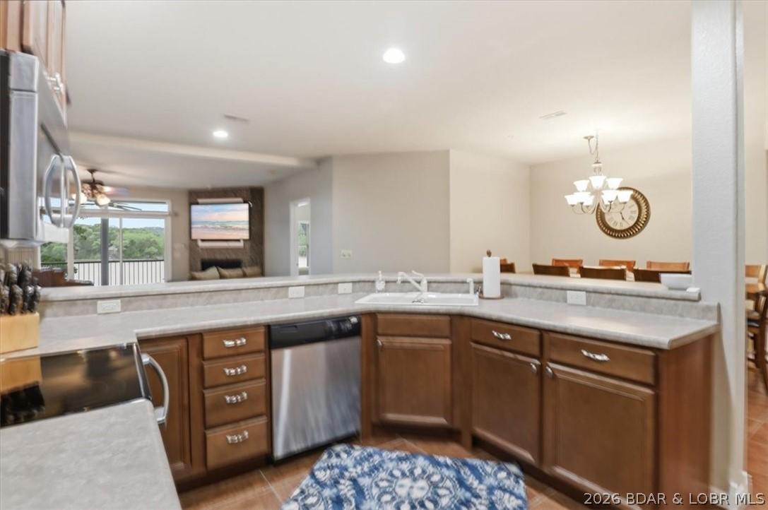 Image 3: Kitchen with raised breakfast bar