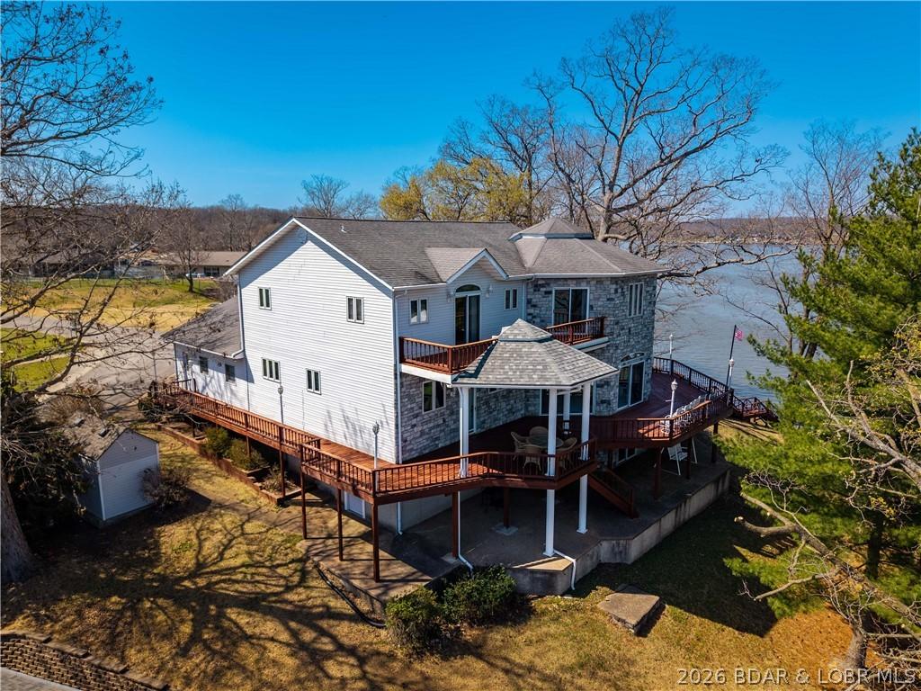 Image 2: This Well Built Home has Beautiful Views of the Qu