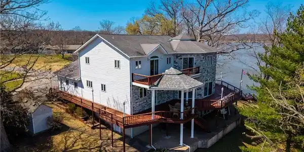 Image 2: This Well Built Home has Beautiful Views of the Qu