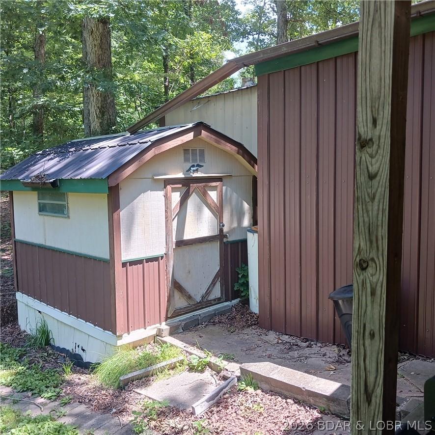 Image 4: Garden shed next to double-car garage.