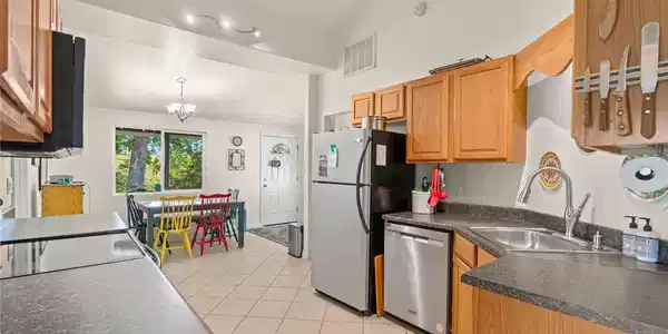 Image 2: Kitchen