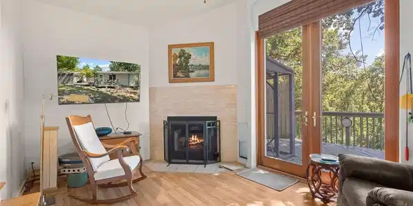 Image 3: Living Area