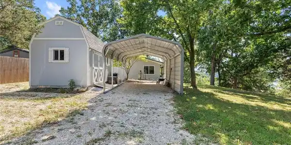 Image 4: Extra Shop/ Storage and a Carport