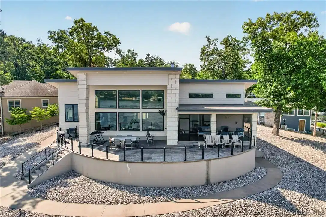 Image 1: Ultimate entertaining space with expansive panoram
