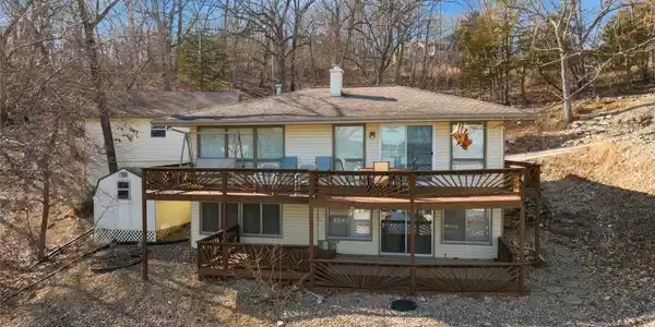 Image 3: Lake Front Home