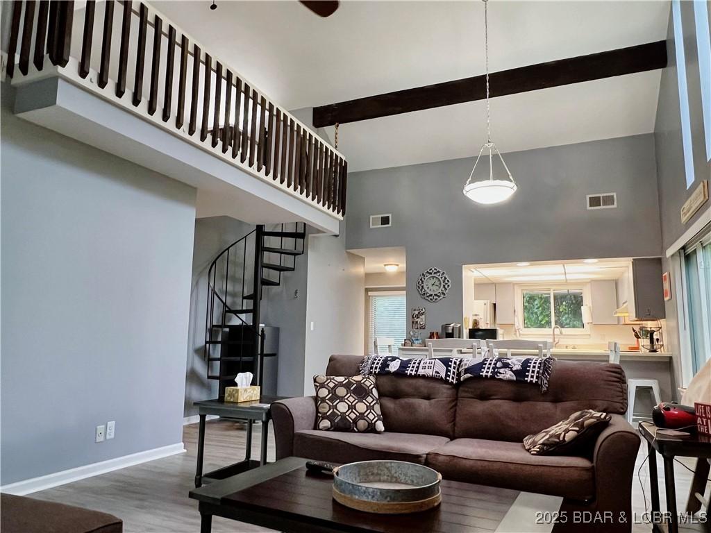 Image 2: Open floor plan for easy entertaining.