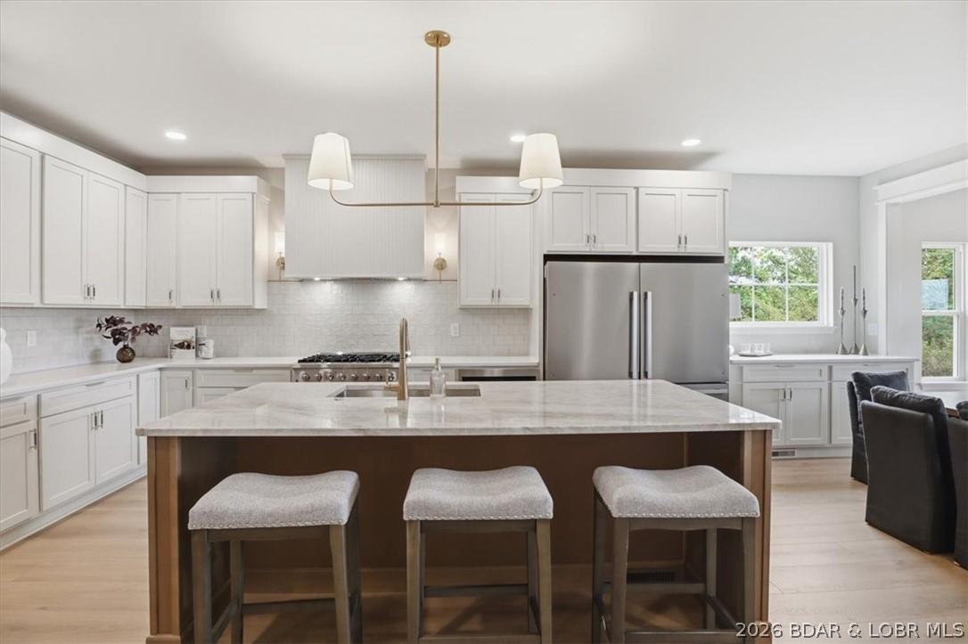Image 3: Stunning kitchen with large island to entertain