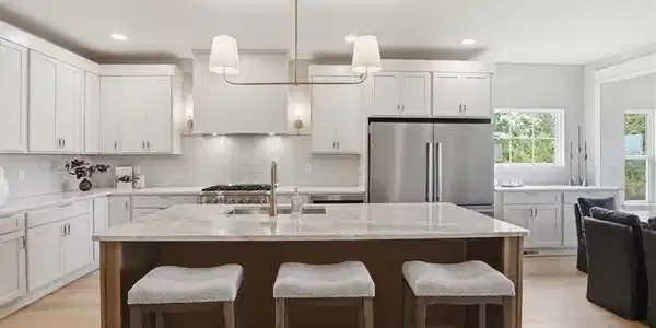 Image 3: Stunning kitchen with large island to entertain
