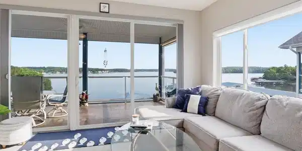 Image 4: Tons Of Natural Light!