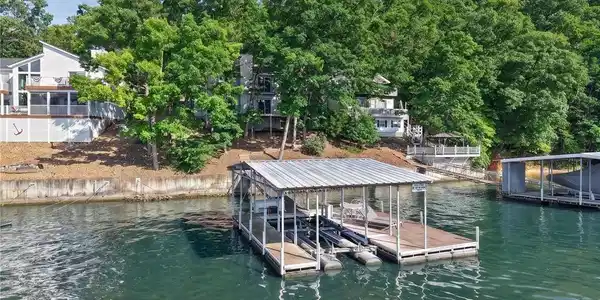 Image 2: Located on the 4MM @ Lake of the Ozarks