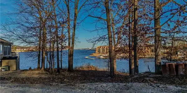 Image 4: Lake view from the Lot