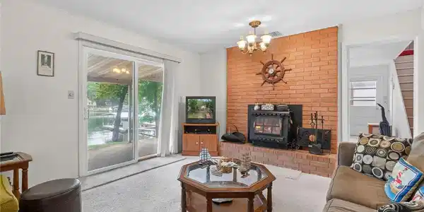 Image 3: living area walk out
