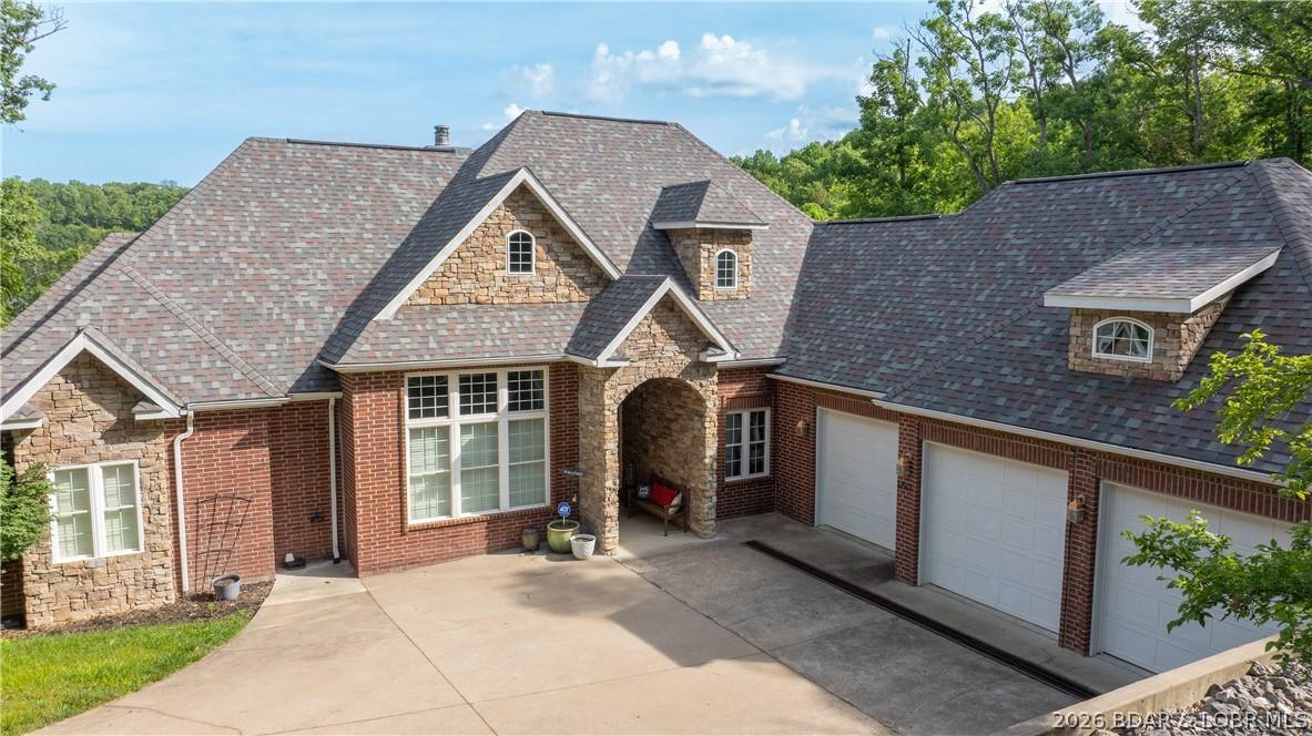 Image 2: Lakefront on 9 acres m/l