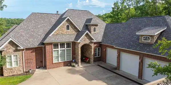 Image 2: Lakefront on 9 acres m/l