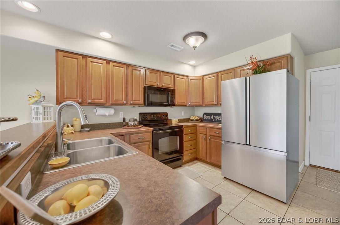 Image 3: Spacious Kitchen w/ Breakfast Bar & Stainless Stee