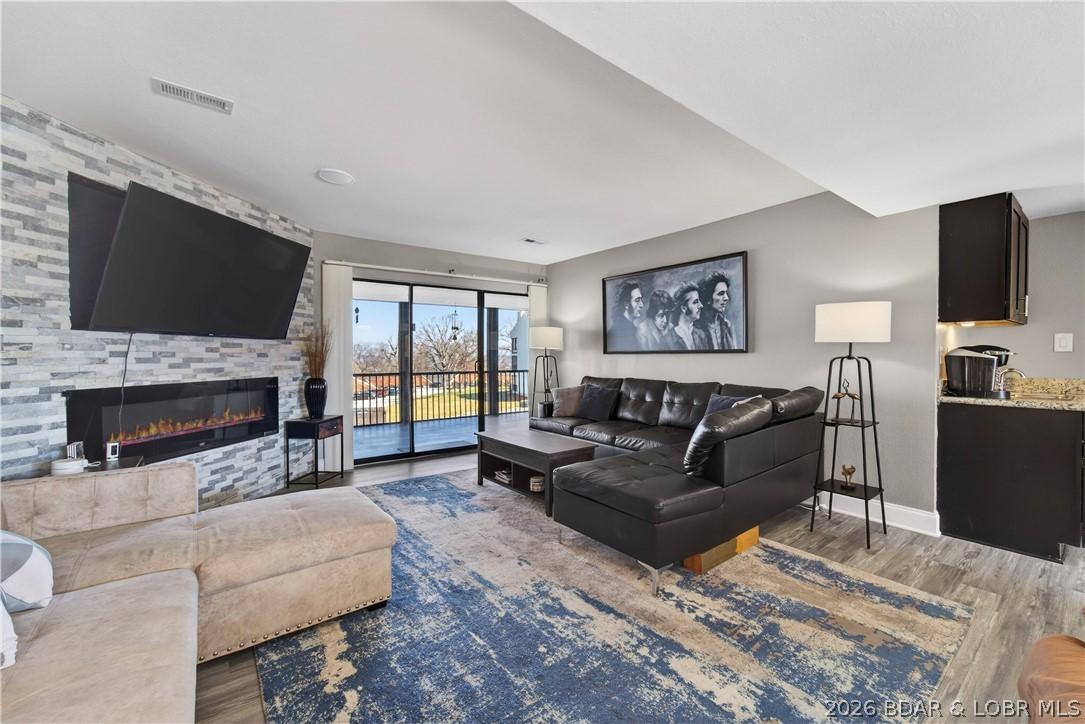 Image 1: Living area from entry