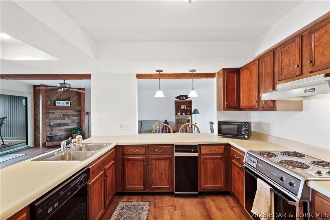 Image 3: Super clean and tidy kitchen with tons of storage