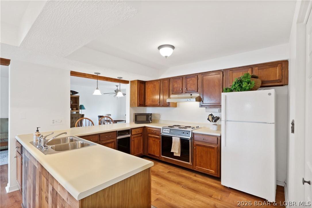 Image 4: Kitchen