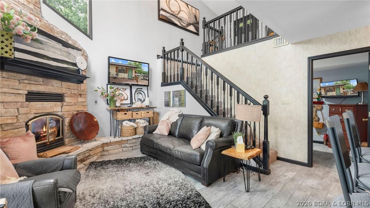 Image 4: Living Room