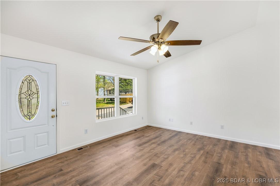Image 4: Entry & Living Room