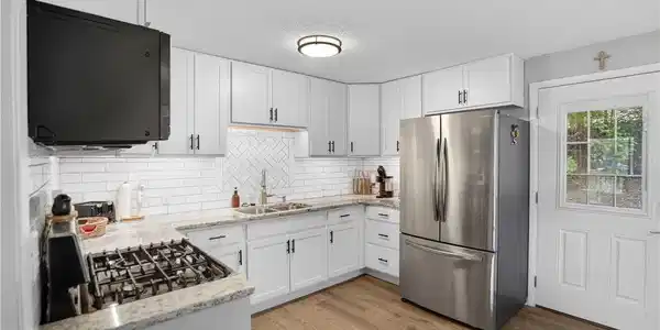 Image 4: Bright Kitchen with Stainless Steel Appliances
