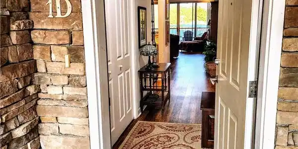 Image 2: 1ST FLOOR WALK-IN HOME!