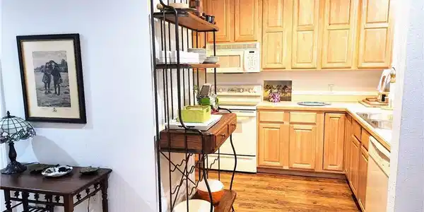Image 3: Nicely appointed kitchen