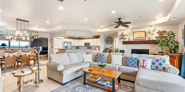 Image 4: Open and spacious living/kitchen and dining area.