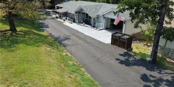 Image 2: Attached garage in Tan Tar A is hard to come by.