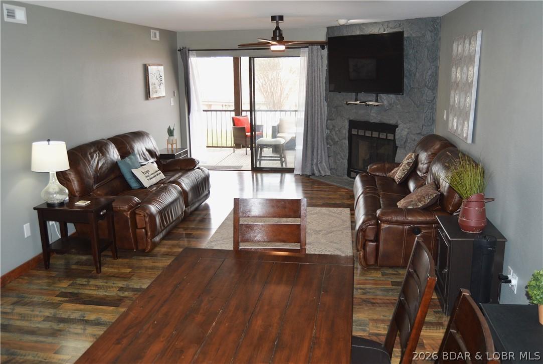 Image 4: Spaciouse open living and dinning area.