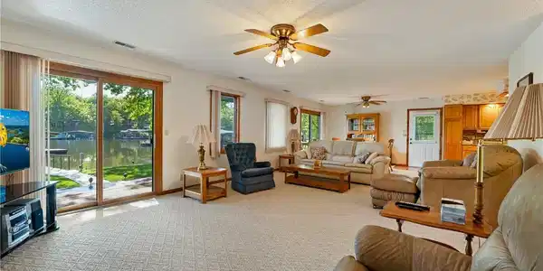 Image 4: living room