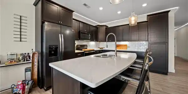 Image 4: Kitchen