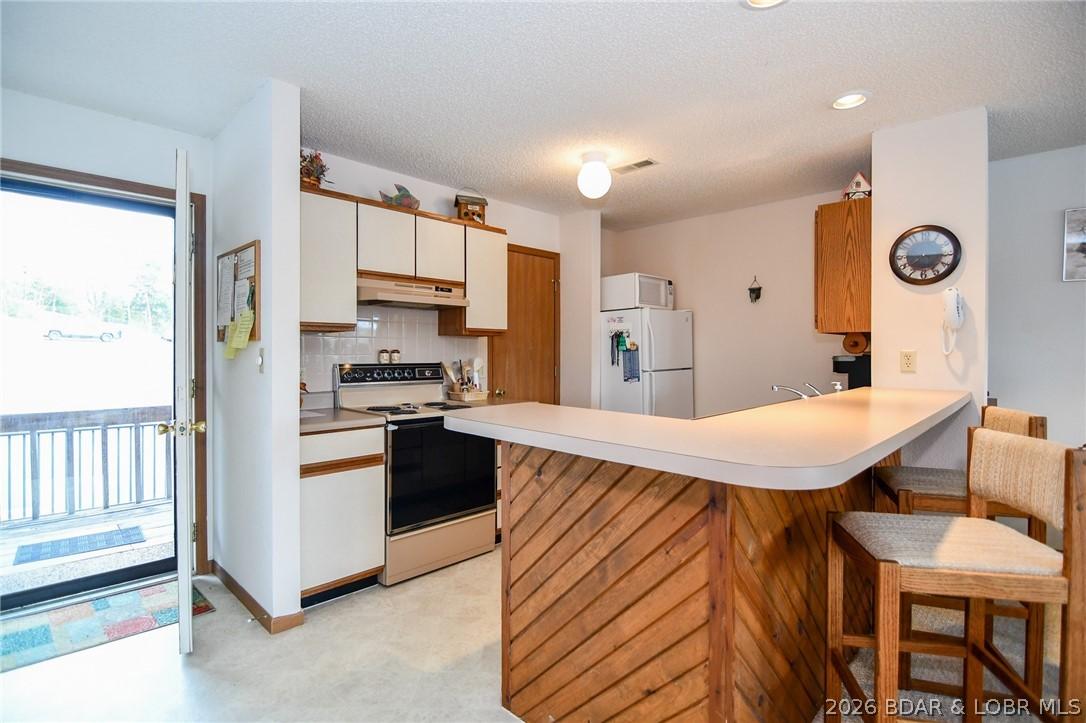 Image 4: Kitchen with breakfast bar