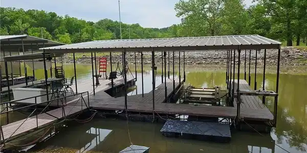 Image 4: 2 boat lifts, furniture & ladder stay. Slip on rig