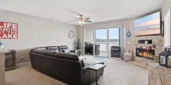 Image 3: Spacious Great Room!