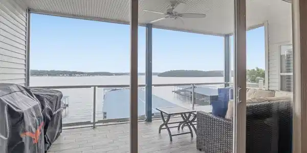 Image 4: Huge Glass Door Views!