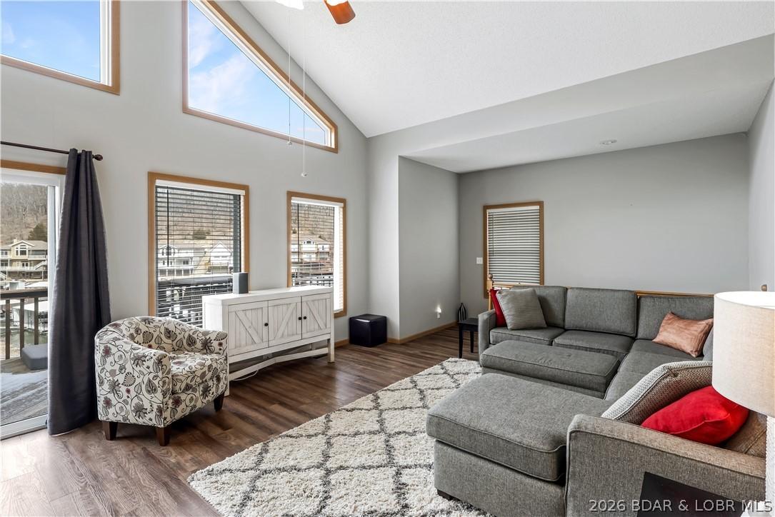 Image 4: Vaulted ceilings in Livingroom and great view of p