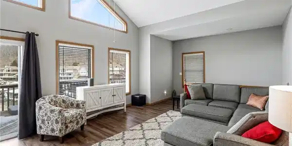 Image 4: Vaulted ceilings in Livingroom and great view of p