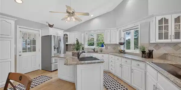 Image 4: This is a Fabulous & Well Planned Kitchen Area for