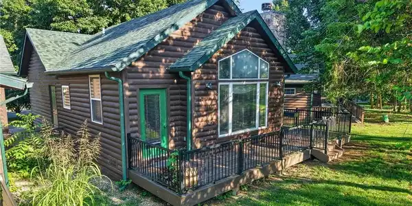 42 Cottage Park W