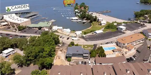 Image 3: Perfect location for entertainment