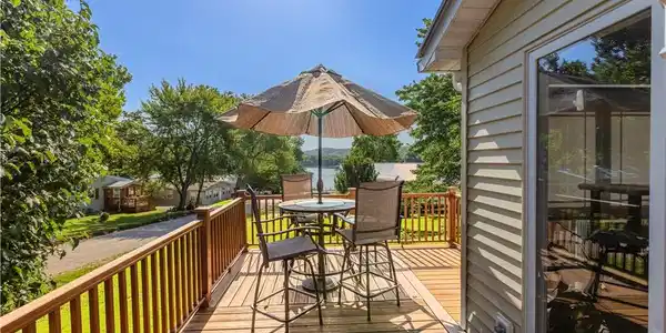 Image 2: Beautiful Lake views!