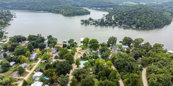 Image 3: Short walk to the lake