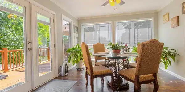 Image 4: Bright natural light