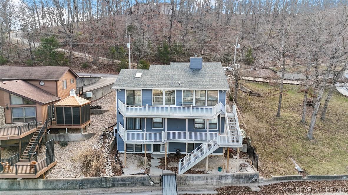 Image 4: No maintenance decks and rails, new roof and party