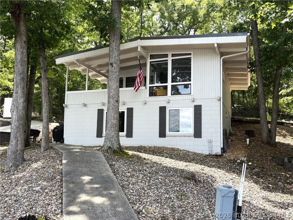 Image 1: Updated lakefront cabin