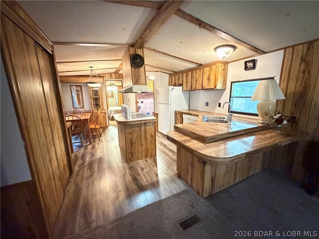 Image 4: kitchen