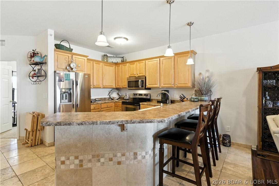 Image 4: Kitchen with large breakfast bar and Stainless Ste
