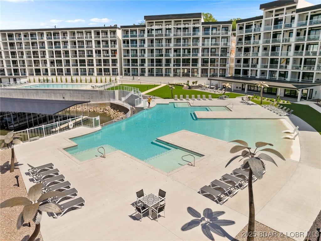 Image 3: Resort style amenities- 2 pools, lounger, gym, gre