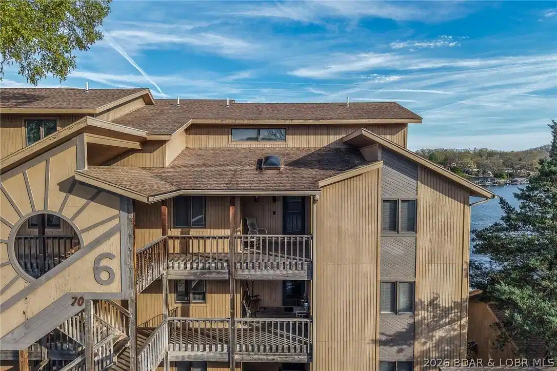Image 1: top floor/ End Unit